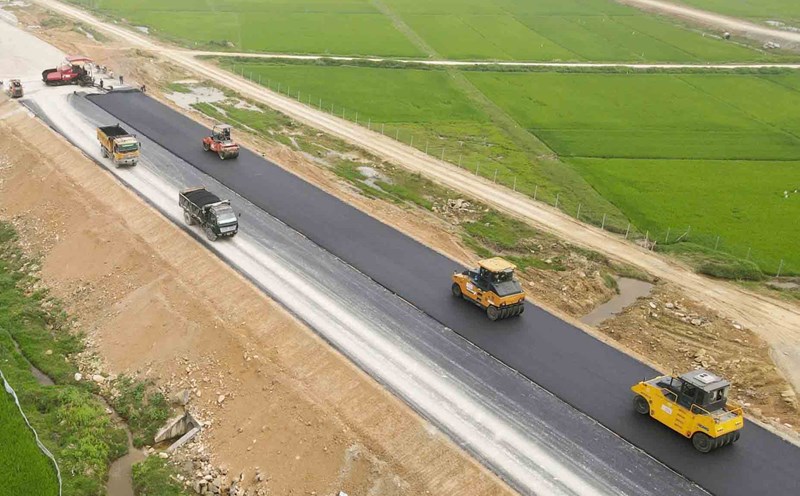 Focus on construction of high -speed plastic carpets in the "sprint" phase in Ha Tinh. Photo: Tran Tuan.