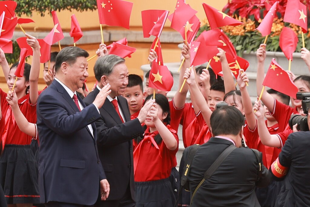 General Secretary To Lam and General Secretary, Chinese President Xi Jinping during the afternoon of April 14. Photo: Hai Nguyen