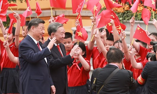 Tổng Bí thư Tô Lâm và Tổng Bí thư, Chủ tịch nước Trung Quốc Tập Cận Bình trong lễ đón chiều 14.4. Ảnh: Hải Nguyễn