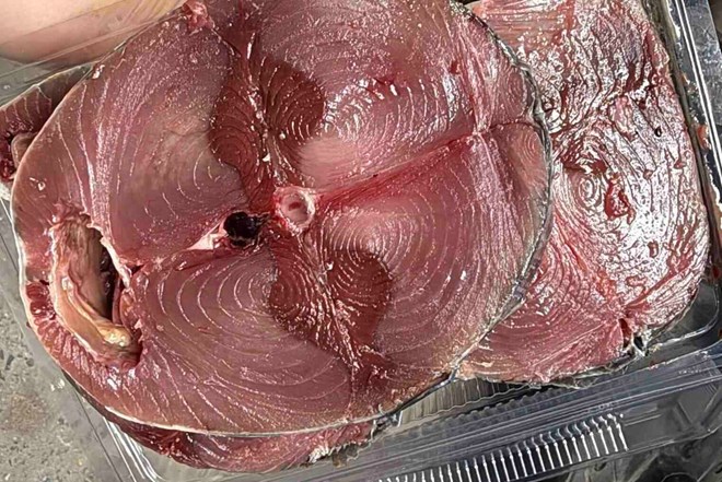 La perdida de peso saludable no solo es "cortar calorias", sino que tambien necesita elegir alimentos ricos en proteinas como el pescado. Foto: Kieu Vu.