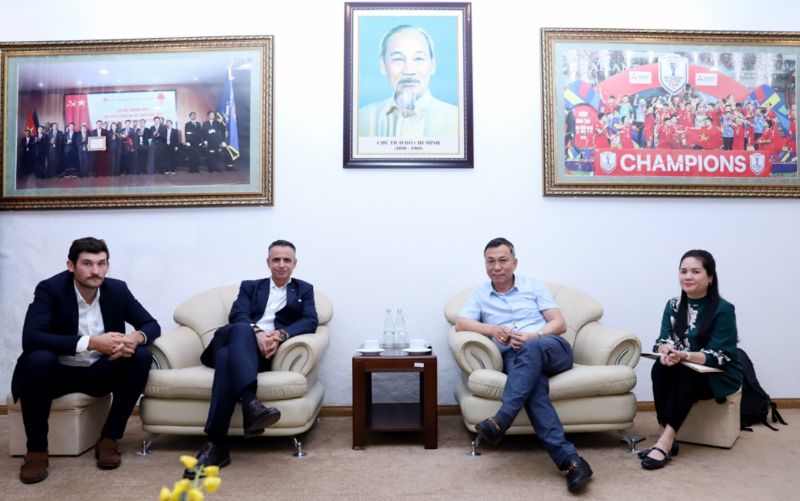 El presidente de VFF, Tran Quoc Tuan (segundo de la derecha) recibio el representante de La Liga. Foto: VFF