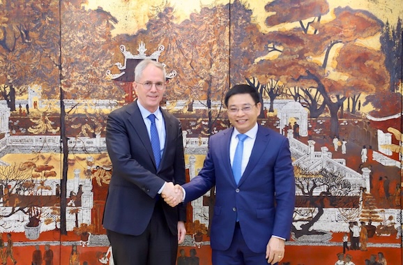 Minister of Finance Nguyen Van Thang and Mr. Scott Morris - Vice Chairman of ADB in charge of East Asia, Southeast Asia and Pacific. Photo: Tue Anh