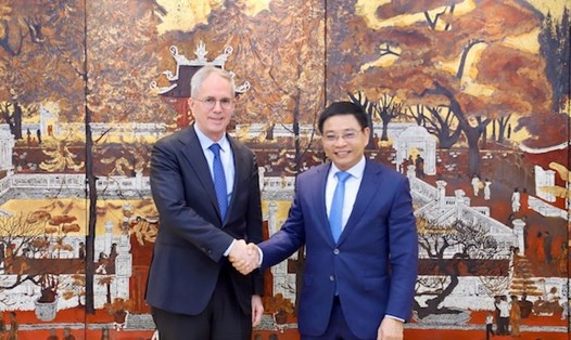 Bộ trưởng Bộ Tài chính Nguyễn Văn Thắng và ông Scott Morris - Phó Chủ tịch ADB phụ trách khu vực Đông Á, Đông Nam Á và Thái Bình Dương. Ảnh: Tuệ Anh