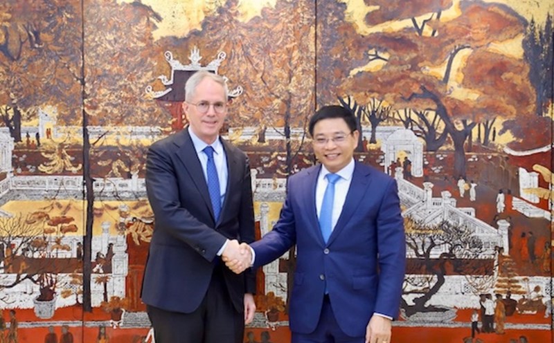 Minister of Finance Nguyen Van Thang and Mr. Scott Morris - Vice Chairman of ADB in charge of East Asia, Southeast Asia and Pacific. Photo: Tue Anh
