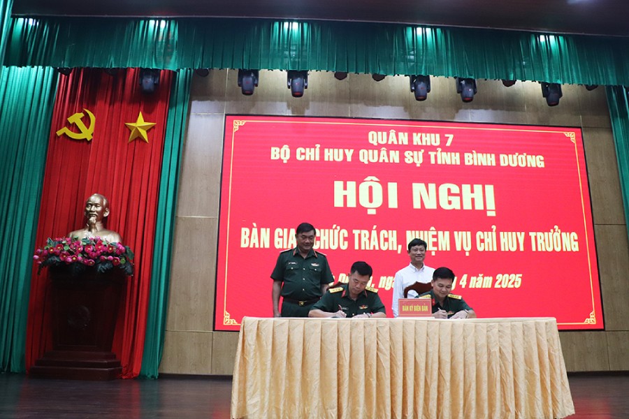 The signing ceremony of the handover of duties and responsibilities between Colonel Nguyen Hoang Minh - Deputy Director of the Department of Militia and Self-Defense Forces, General Staff of the Vietnam People's Army and Lieutenant Colonel Pham Minh Tri - Deputy Commander of the Binh Duong Provincial Military Command. Photo: Binhduong.gov.vn