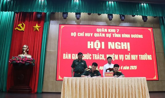 Lễ ký kết bàn giao chức trách, nhiệm vụ giữa Đại tá Nguyễn Hoàng Minh - Phó Cục trưởng Cục Dân quân tự vệ, Bộ Tổng Tham mưu Quân đội nhân dân Việt Nam và Thượng tá Phạm Minh Trí - Phó Chỉ huy Trưởng Bộ Chỉ huy Quân sự tỉnh Bình Dương. Ảnh: Binhduong.gov.vn
