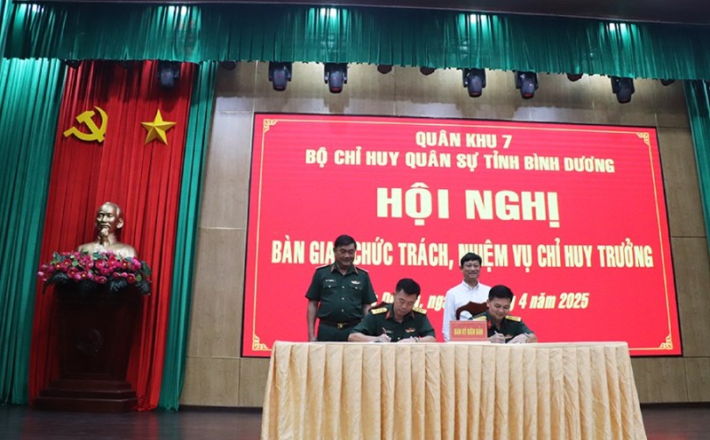 The signing ceremony of the handover of duties and responsibilities between Colonel Nguyen Hoang Minh - Deputy Director of the Department of Militia and Self-Defense Forces, General Staff of the Vietnam People's Army and Lieutenant Colonel Pham Minh Tri - Deputy Commander of the Binh Duong Provincial Military Command. Photo: Binhduong.gov.vn
