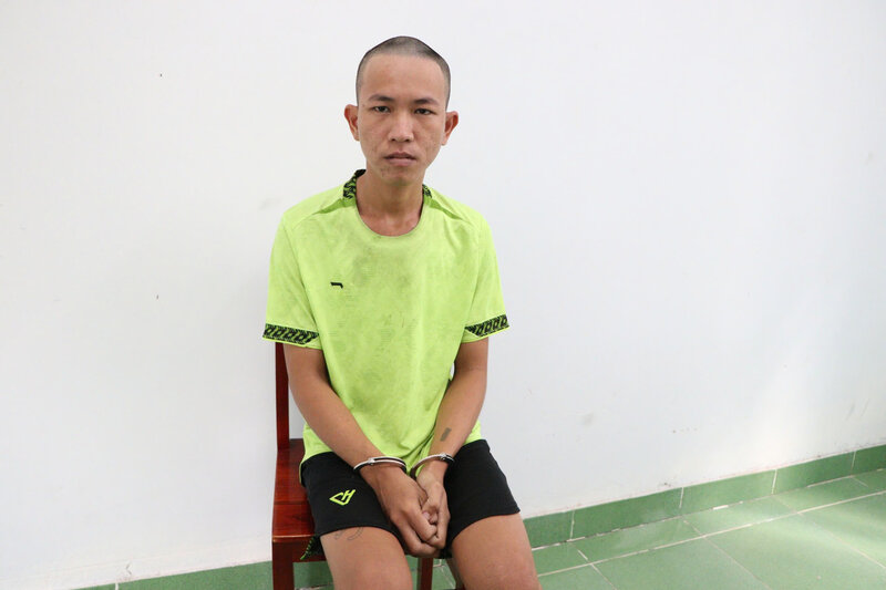 Custodia criminal del objeto de comprar 300,000 vnd de drogas de piedra utilizadas. Foto: Policia proporcionada