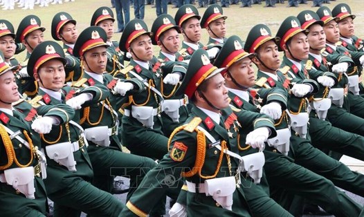 Theo Thông tư số 19/2025/TT-BQP của Bộ Quốc phòng, một Đại tá quân đội có thể được hỗ trợ hơn 2,4 tỉ đồng khi nghỉ hưu trước tuổi 4 năm. Ảnh minh họa: TTXVN