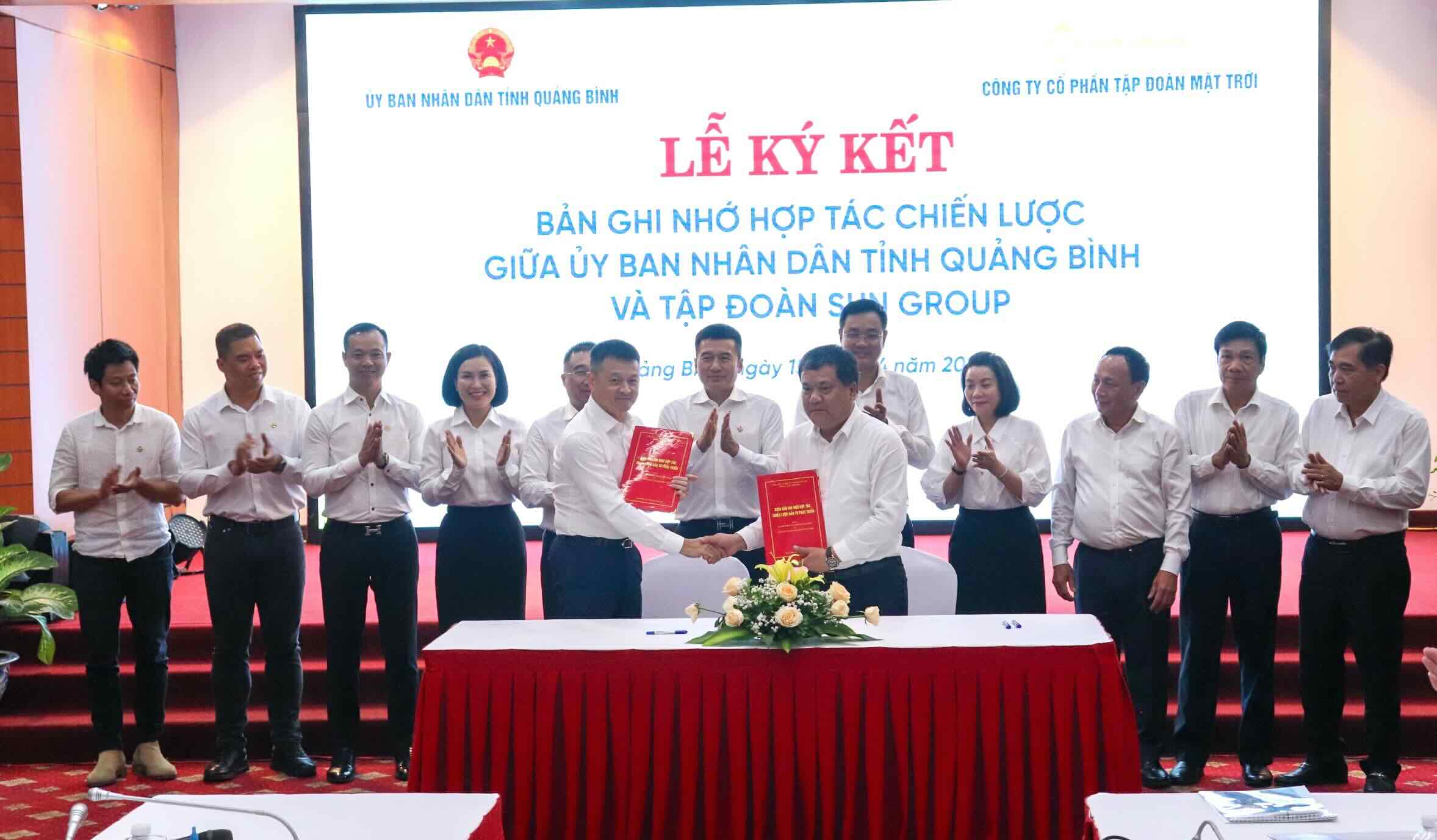 Quang Binh and Sun Group have just signed a memorandum of cooperation in the development strategy of tourism and service projects in the locality. Photo: Tuyet Nhung