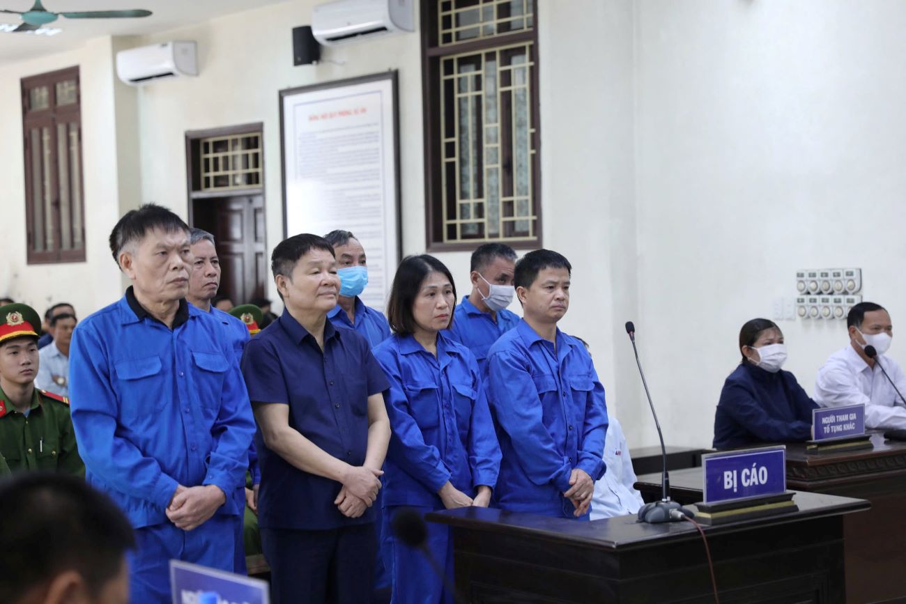 Bị cáo La "điên" (thứ 2 từ trái qua) cùng 7 bị cáo nguyên là lãnh đạo, cán bộ huyện Kiến Xương, xã Minh Quang bị Tòa án nhân dân tỉnh Thái Bình tuyên án về tội "Lợi dụng chức vụ quyền hạn trong khi thi hành công vụ". Ảnh: Nam Hồng