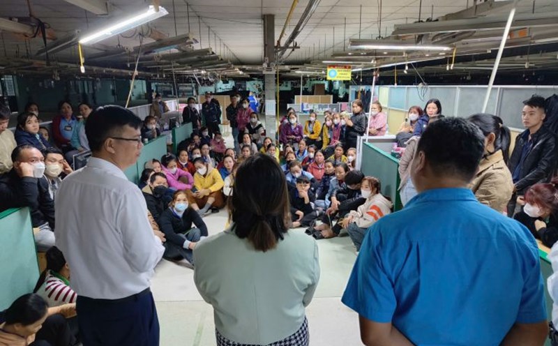 Quang Nam authorities discuss and listen to the concerns of employees at Minh Hoang 2 Garment Company Limited. Photo: Truong An