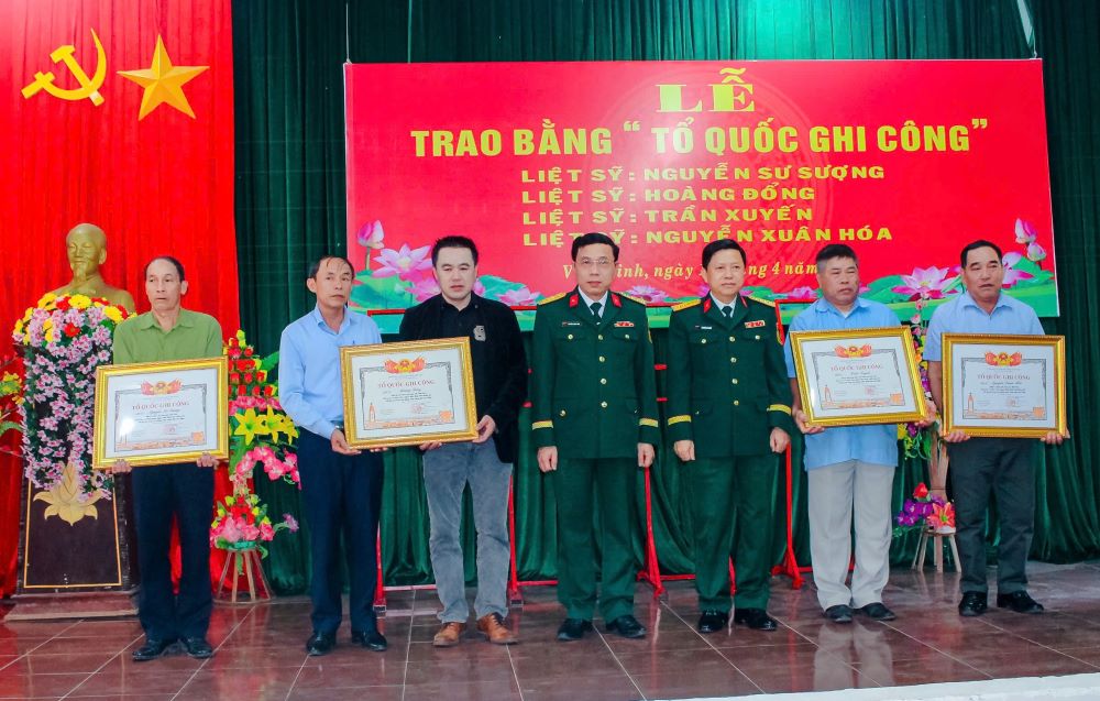 Relatives of 4 martyrs received the equals the country. Photo: Xuan Dien