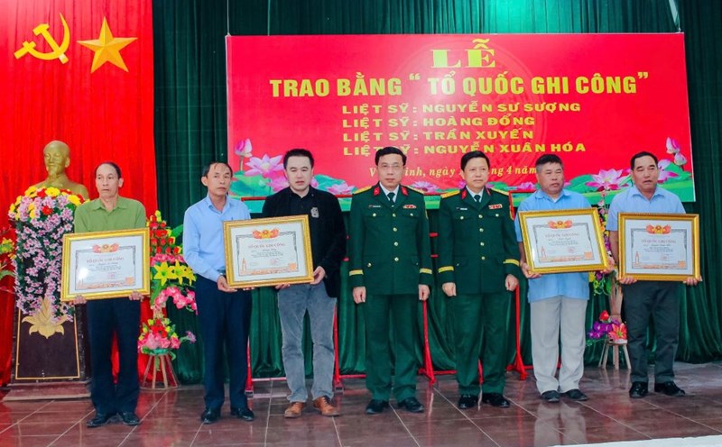 Relatives of 4 martyrs received the equals the country. Photo: Xuan Dien