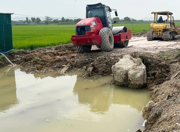 The project construction machine has broken water pipes affecting thousands of households. Photo: Quoc Huy