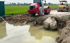 Thi công làm vỡ ống nước, hàng ngàn hộ dân thiếu nước