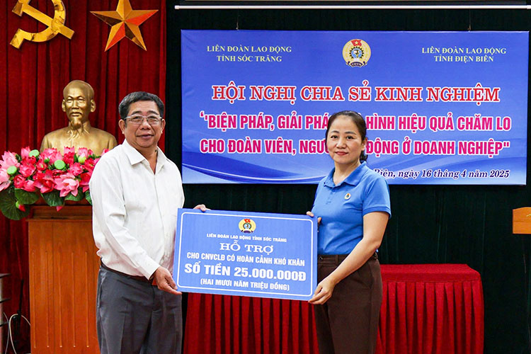 El Sr. Nguyen Thanh hijo - Presidente de la Federacion Laboral de Soc Trang dono 25 millones en la Federacion Laboral Dien Bien. Foto: Tran Nga