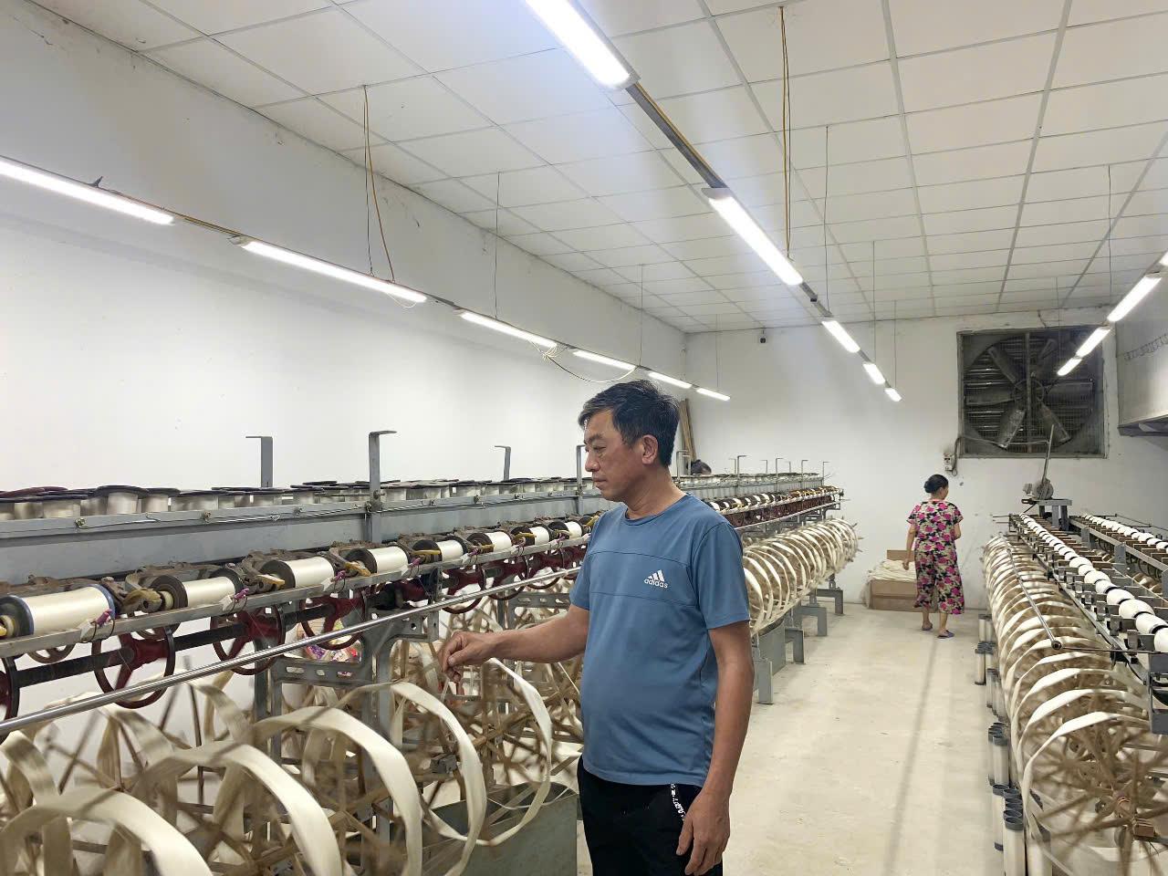 Nghe nhan Le Thanh Son tai co so san xuat. Anh: Mai Linh