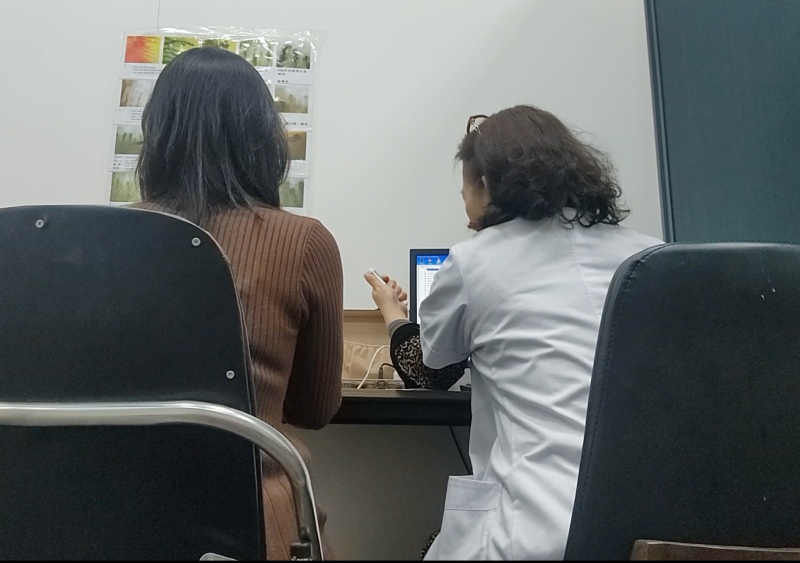 Vi bac si huong dan nguoi dan cam vao may luong tu de kham benh. Anh: Nhom PV