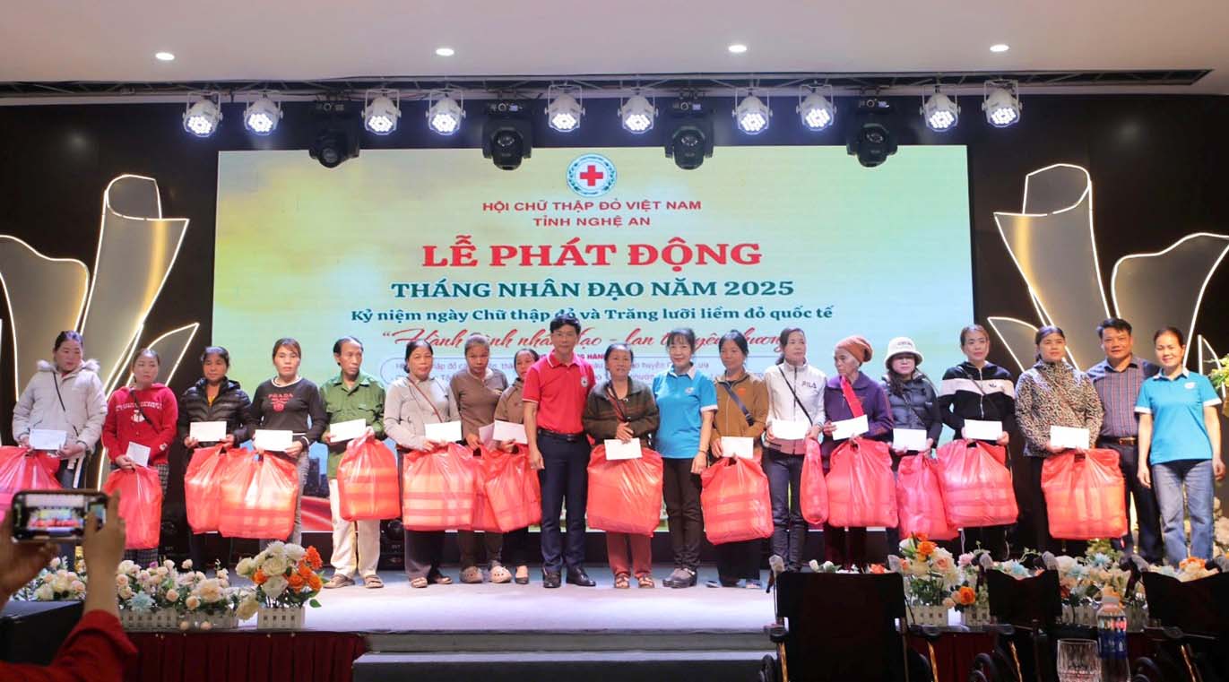 Sr. Pham Xuan Thach, vicepresidente de Nghe, una asociacion de la Cruz Roja y el Club Humanitario del Grupo 19, Phuc Loi Ward, Long Bien District, Hanoi presento regalos a 30 mujeres de la aldea de Cao. Foto: Ba Thuan