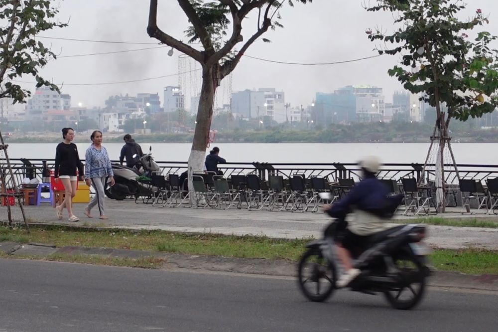 La acera se convierte en una tienda de sapos, los espacios publicos estaban ocupados en Da Nang. Foto: Tran Thi