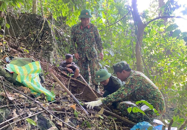 El equipo reunio los restos de los martires para descubrir los restos de los martires. Foto: Duy Dong