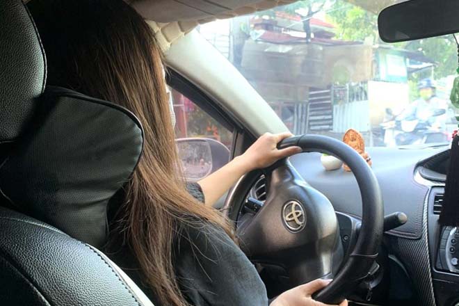 La situacion de sudar cuando conduce hace que muchos conductores se sientan inconvenientes y cansados. Foto: Thanh Thanh