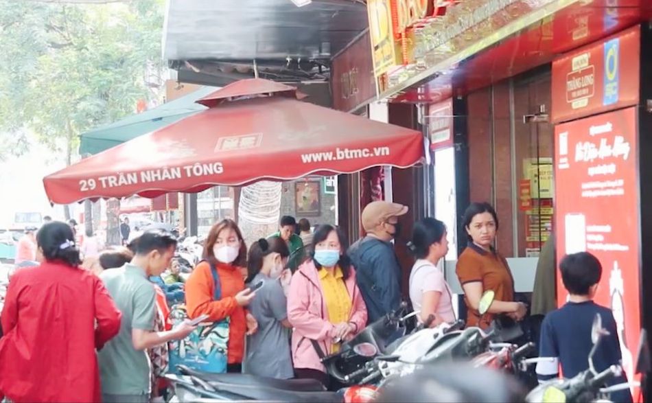 El precio del oro esta alto, las tiendas estan llenas de clientes. Imagen: Vietnam y el Reino Unido