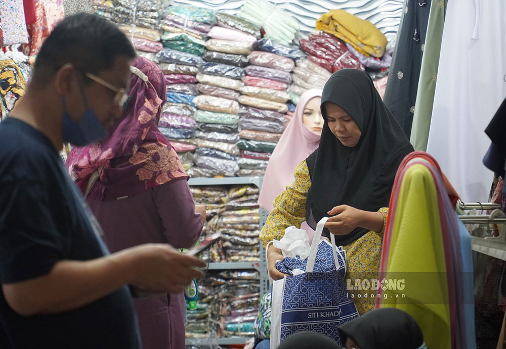Visitors are choosing traditional Islamic headshots in Malaysia between Ho Chi Minh City. Photo: Ha May