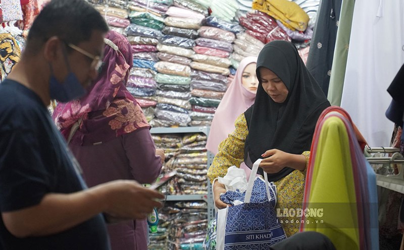 Visitors are choosing traditional Islamic headshots in Malaysia between Ho Chi Minh City. Photo: Ha May