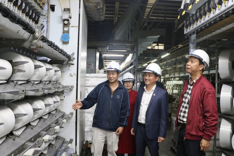 Mr. Vu Anh Tuan (second from the right) visited VNPoly's production line after the emulation launching ceremony. CDDK