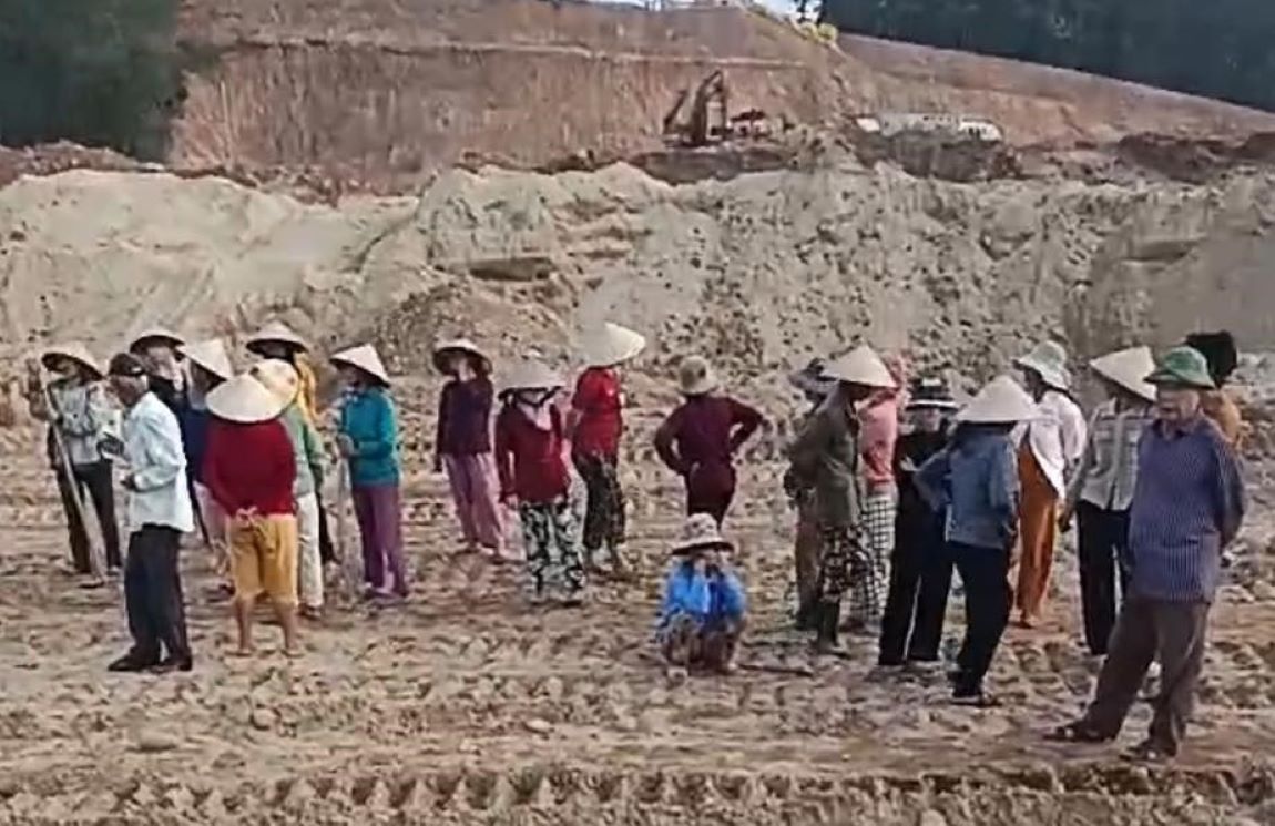 People request to stop the leveling and exploitation of sand because of fear of landslides. Photos cut from video