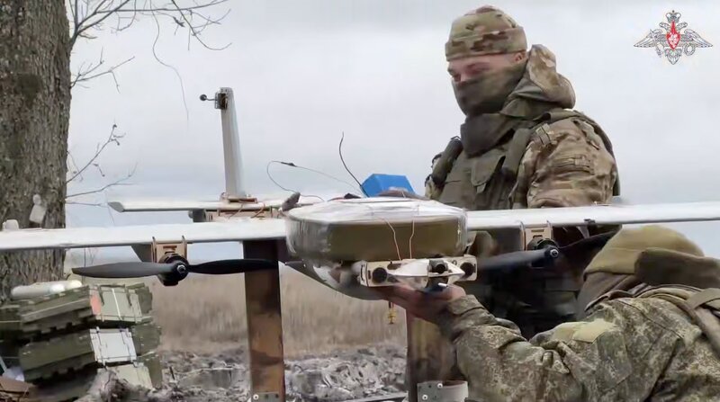 Los soldados rusos preparan UAV para atacar a Ucrania. Foto: Corte del video del Ministerio de Defensa