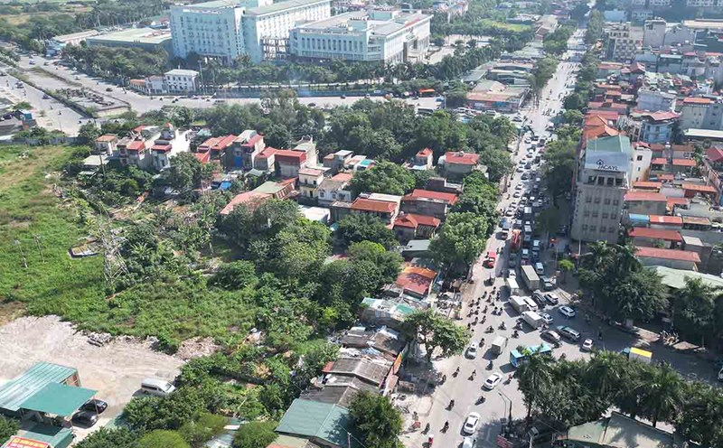 There are still nearly 110 households that have not been relocated and handed over the ground to build the intersection of Pham Tu - Phan Trong Tue - Phuc La. Photo: Huu Chanh