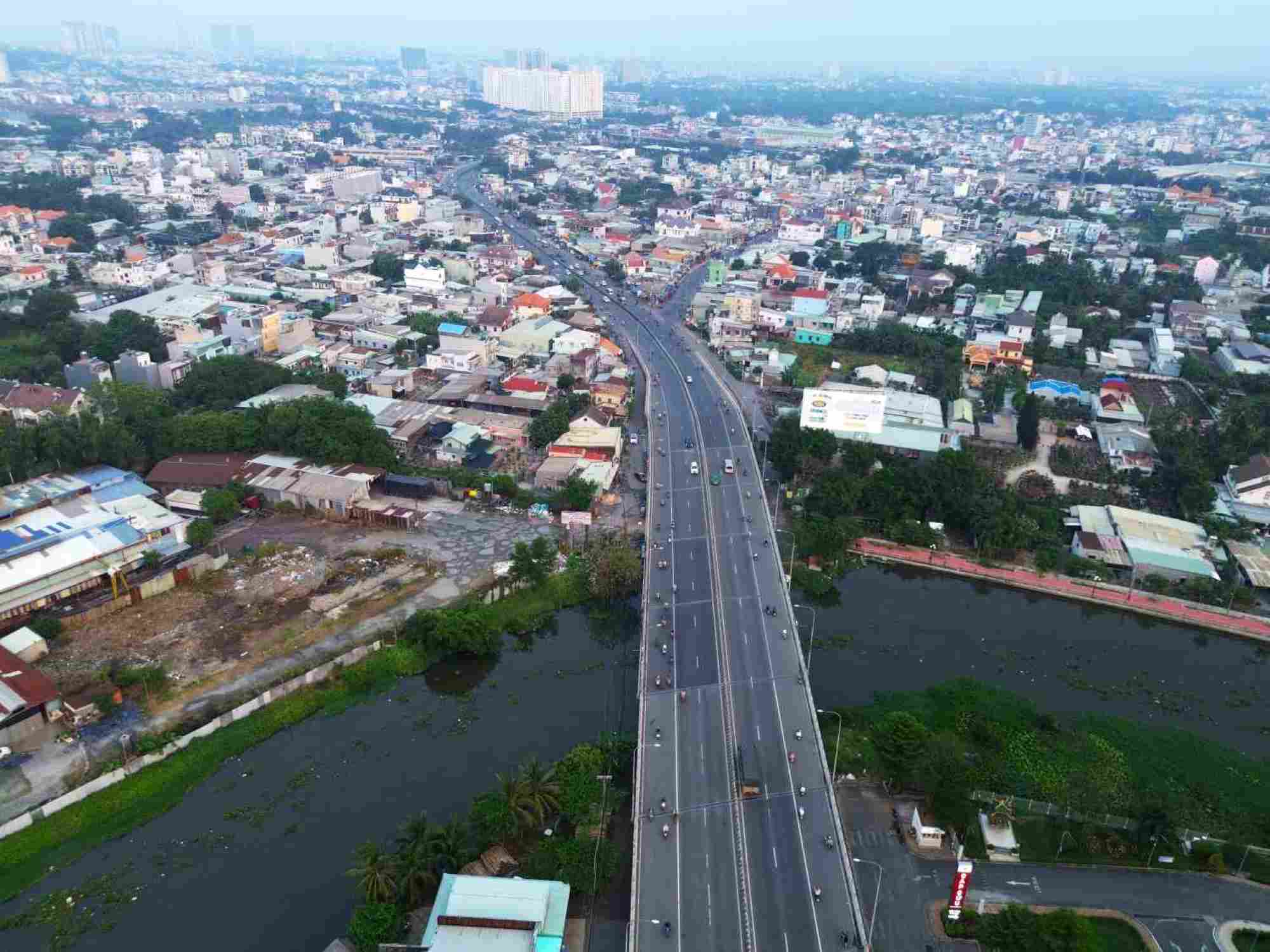 Cau Vinh Binh tren Quoc lo 13, noi tinh Binh Duong qua TP Thu Duc (TPHCM). Anh: Minh Quan