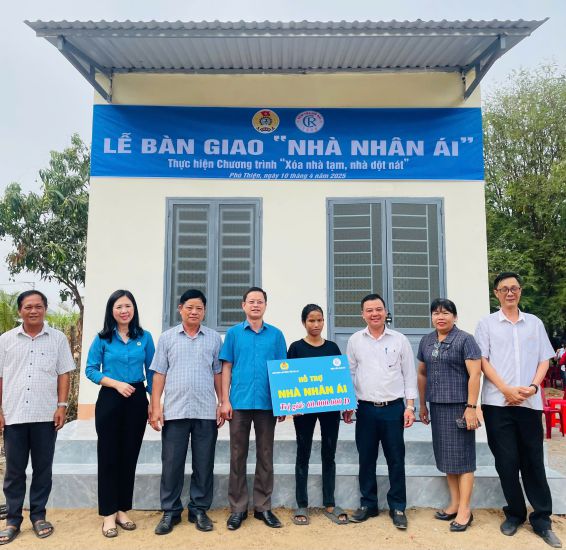 El sindicato Gia Lai otorgo fondos para la construccion de la Casa de la Humanidad a la familia de Nay Hue Phuong. Imagen de la pagina