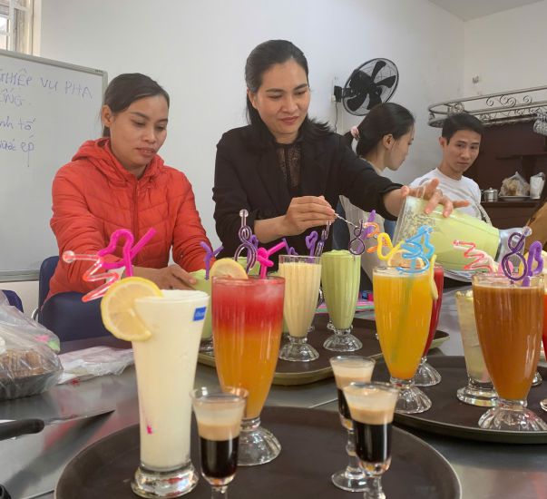 Hai Phong Employment Service Center organizes free vocational training courses for female workers after unemployment. Photo: Anh Tho