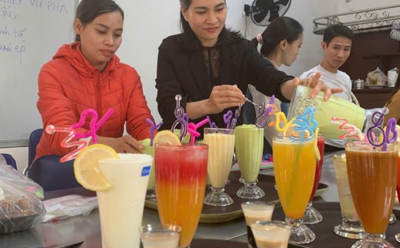 Hai Phong Employment Service Center organizes free vocational training courses for female workers after unemployment. Photo: Anh Tho