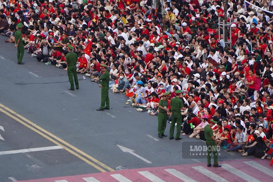 Người dân tập trung hai bên đường Lê Lợi chờ xem diễu binh. Ảnh: Chân Phúc.