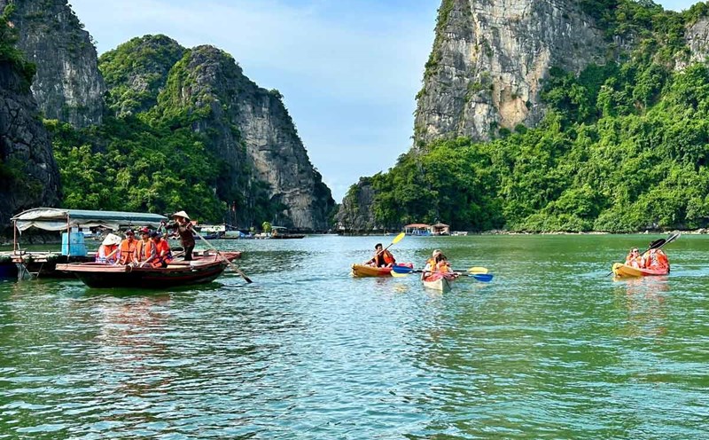 Tourists visit Ha Long Bay. Photo: Doan Hung