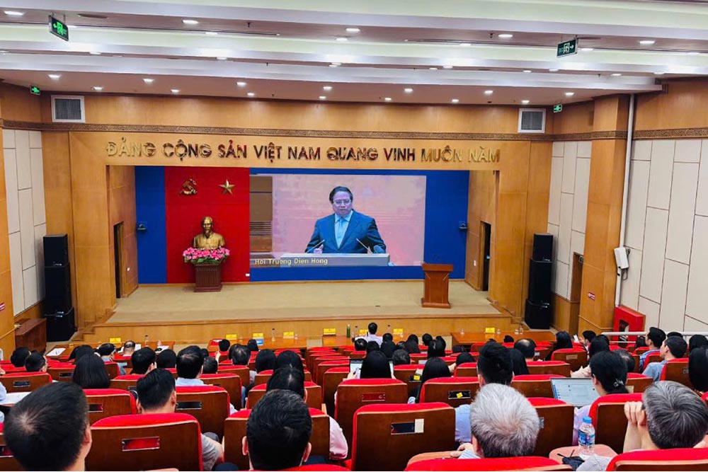 Los delegados asistieron a la conferencia a fondo e implementaron la resolucion de la 11ª Conferencia del Comite Central XIII del Comite Central del Partido en la Confederacion General de la Federacion Laboral de Vietnam. Foto: Quang colgo