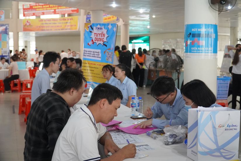 Los trabajadores buscan oportunidades en Dong Nai Job Floor. Foto: Ha anh Chien