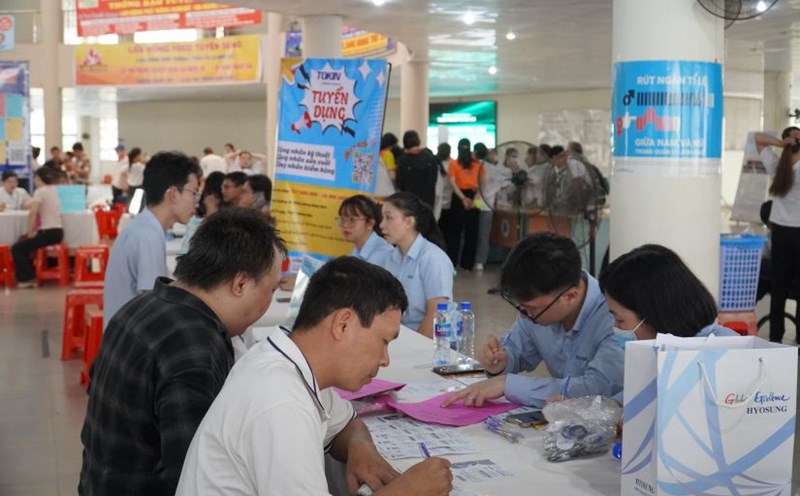 Workers seek opportunities at Dong Nai job floor. Photo: Ha Anh Chien