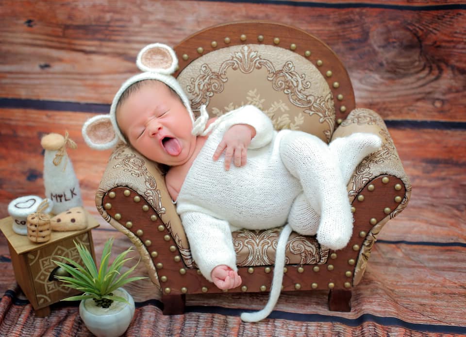 Tips to help children comfortable in the first birth photo shoot. Photo: Thuy Duong