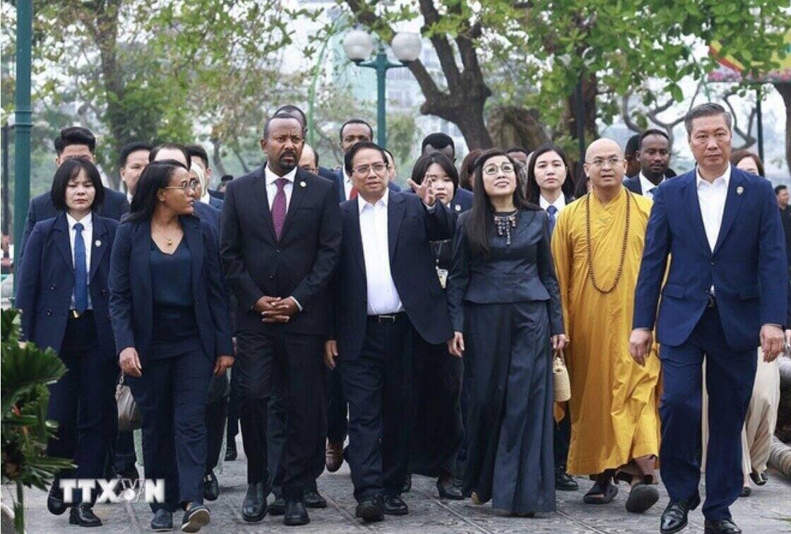 Prime Minister Pham Minh Chinh and his wife, along with the Prime Minister of Ethiopia and his wife visited Tran Quoc Pagoda. Photo: VNA