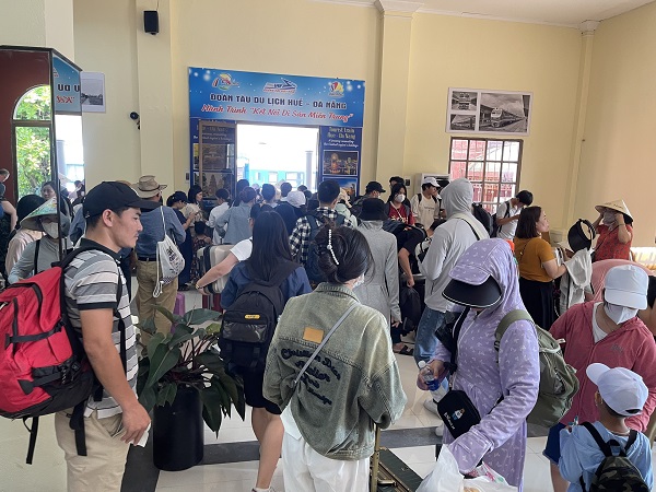 La gente compra billetes de tren en la estacion de Hanoi. Imagen de la ciudad de Xuanzang
