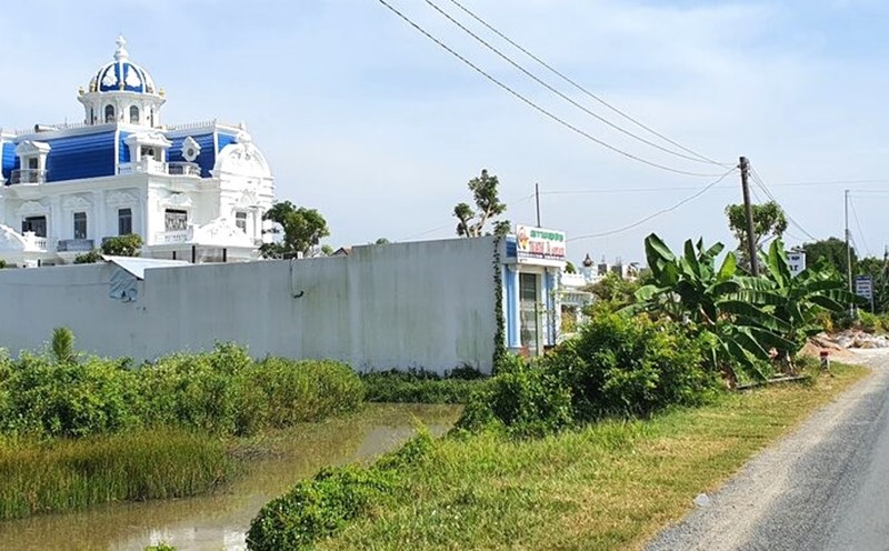 The villa is considered the most beautiful in Ca Mau when it was first built on aquaculture land. Photo: Nhat Ho