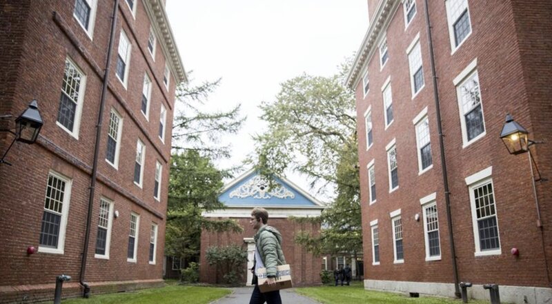 Students travel in Harvard University. Photo: Xinhua