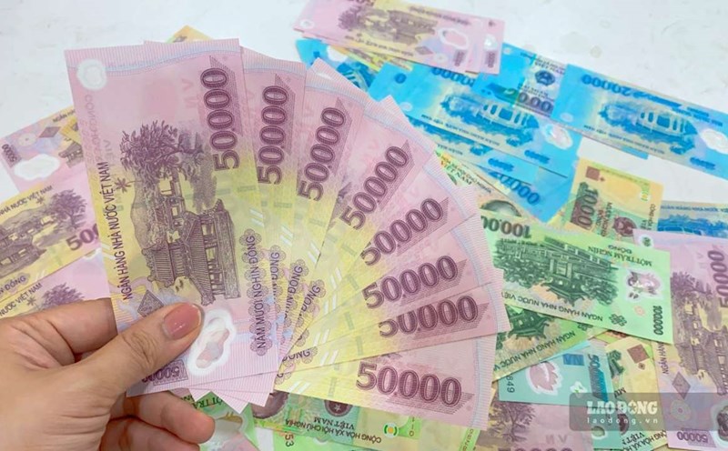 The 6 -month savings interest rate is ranging from 3 to 5.7%/year. Photo: Tra My