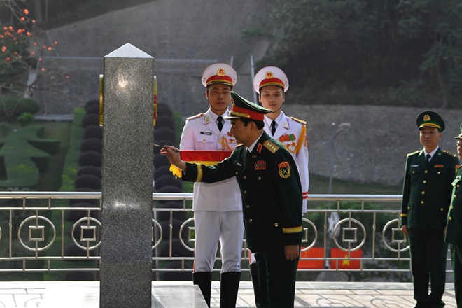 Bộ trưởng Phan Văn Giang tô son cột mốc 1116, mở màn Giao lưu quốc phòng Việt - Trung